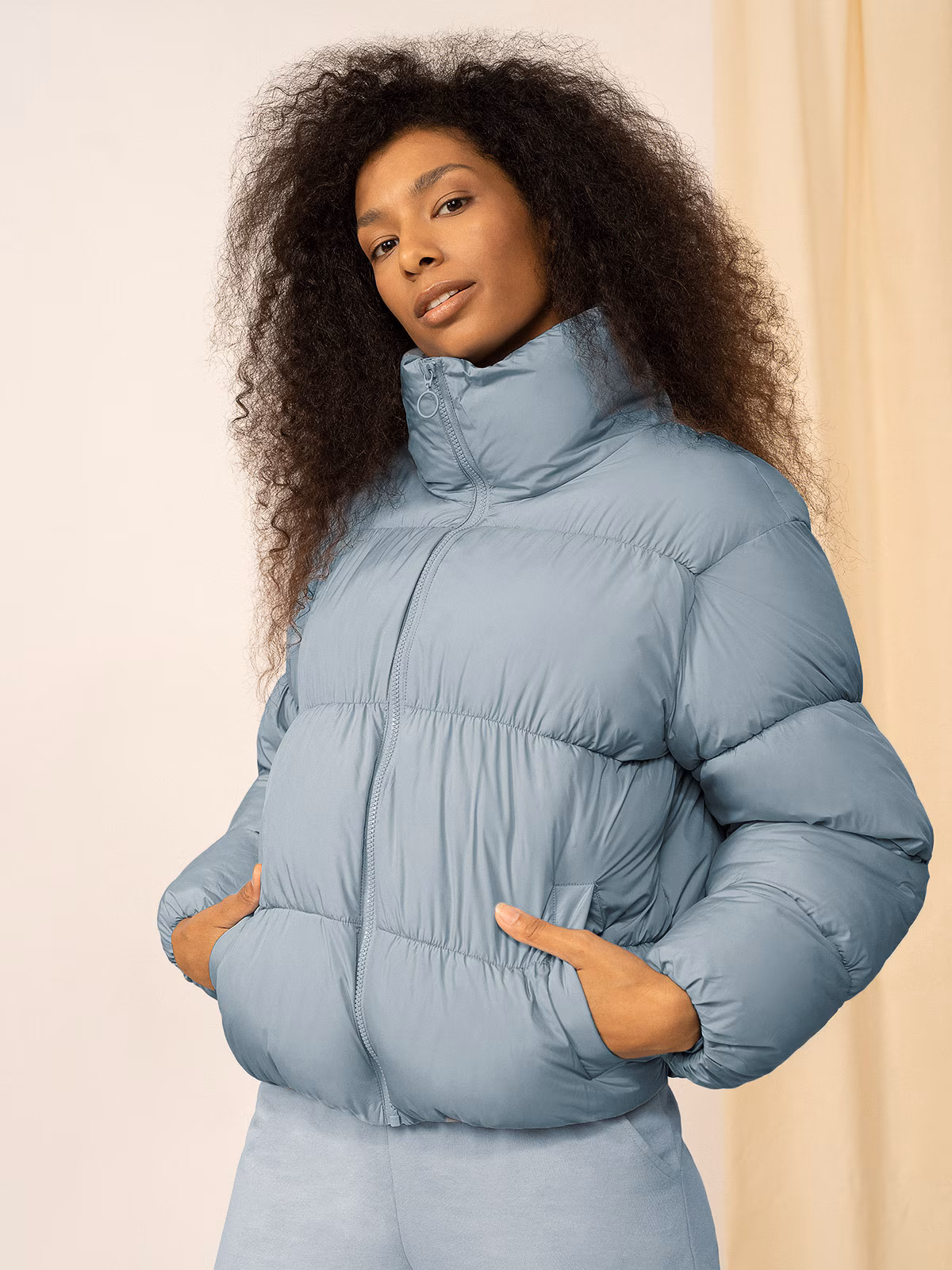 Kurtka puchowa puffer z wypełnieniem syntetycznym damska Outhorn - niebieska