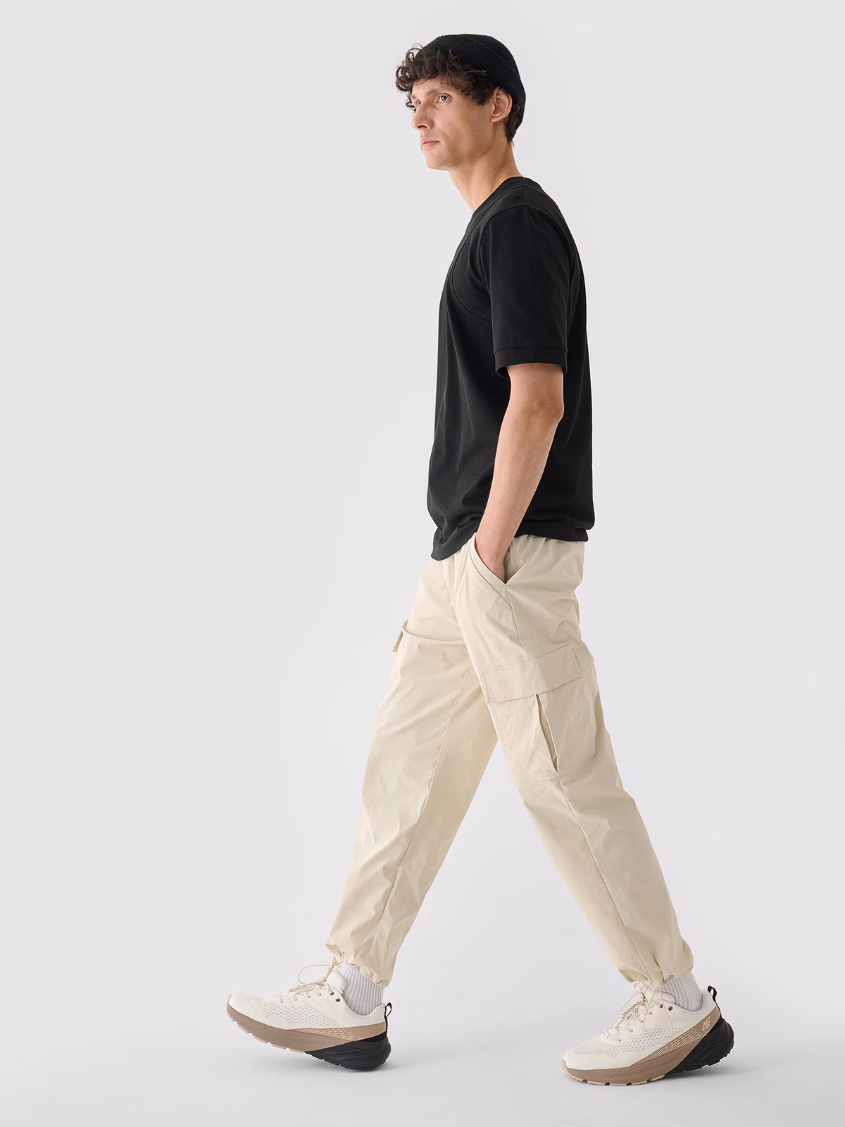 Spodnie oversize tkaninowe męskie Outhorn - beżowe