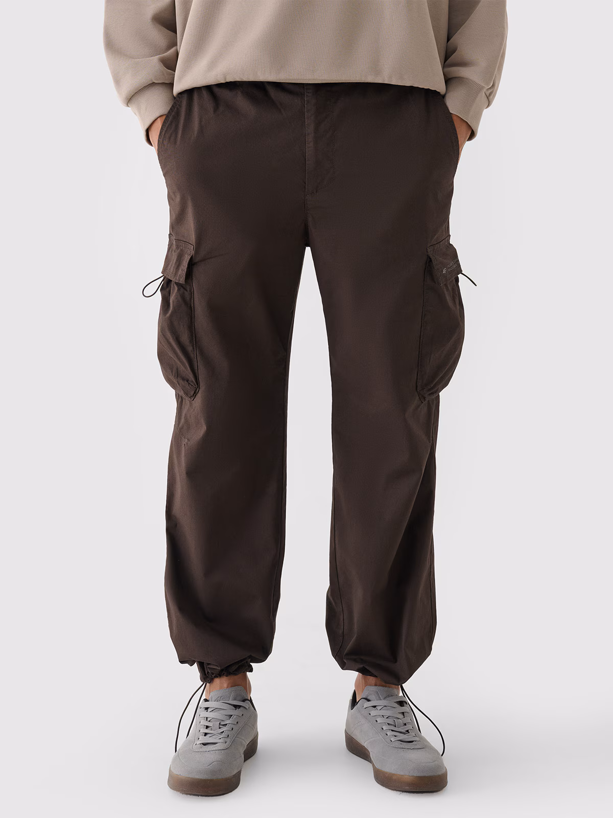 Spodnie casual parachute cargo męskie - brązowe