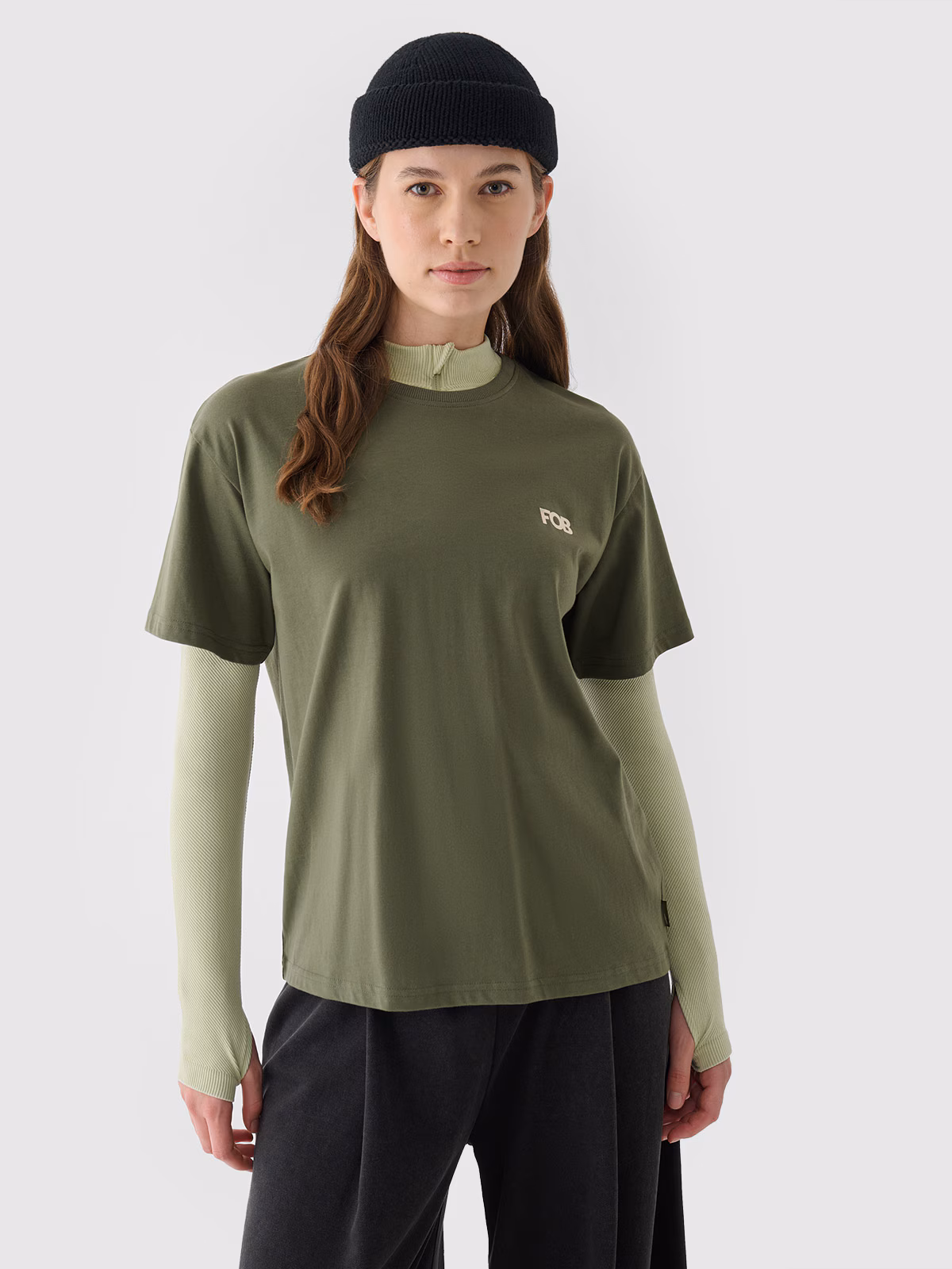 T-shirt regular z nadrukiem damski - khaki