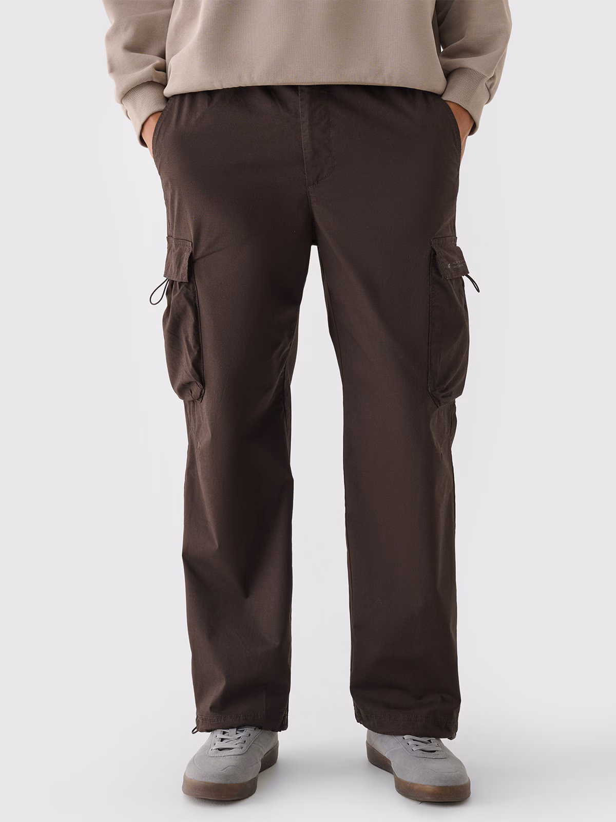 Spodnie casual parachute cargo męskie - brązowe