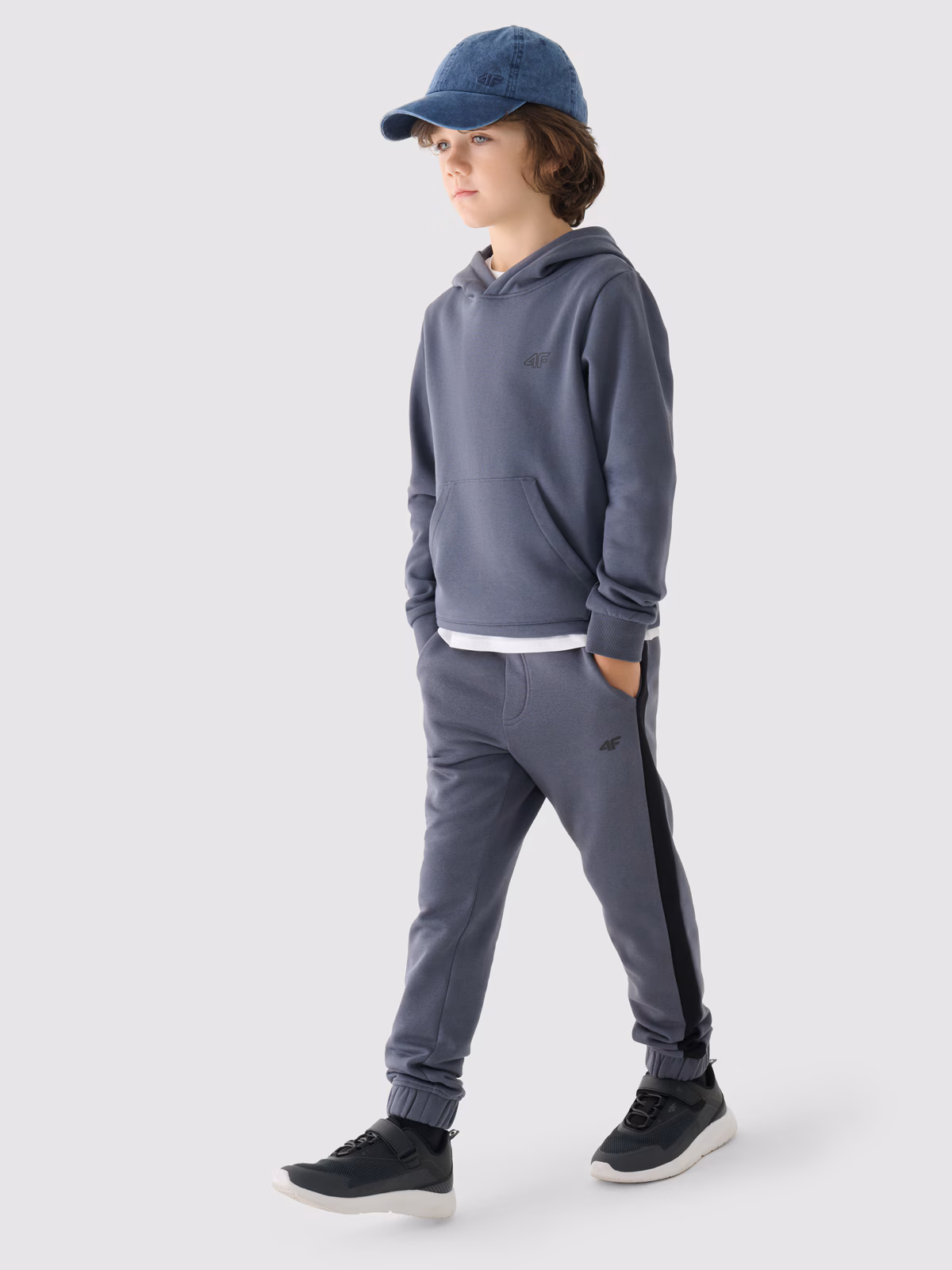 Bluza dresowa nierozpinana z kapturem chłopięca - niebieska