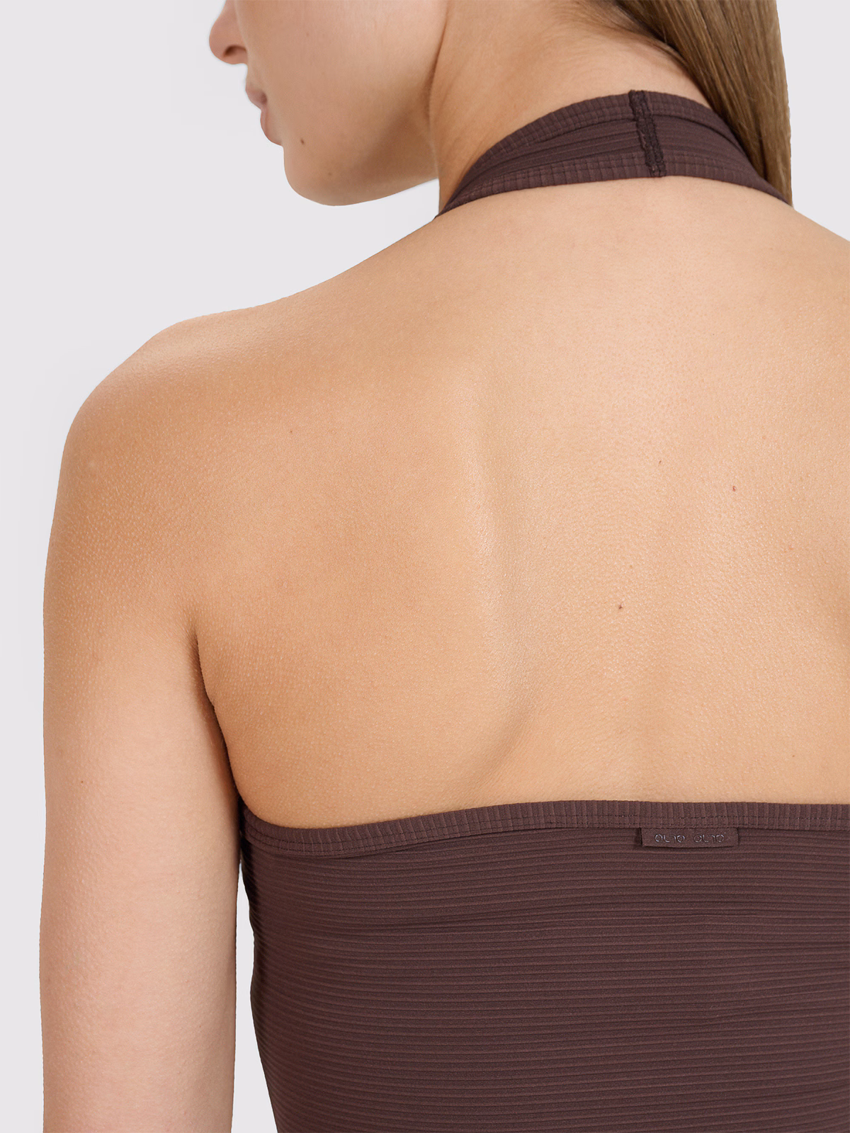 Crop top slim gładki damski 4F x Anna Lewandowska - brązowy