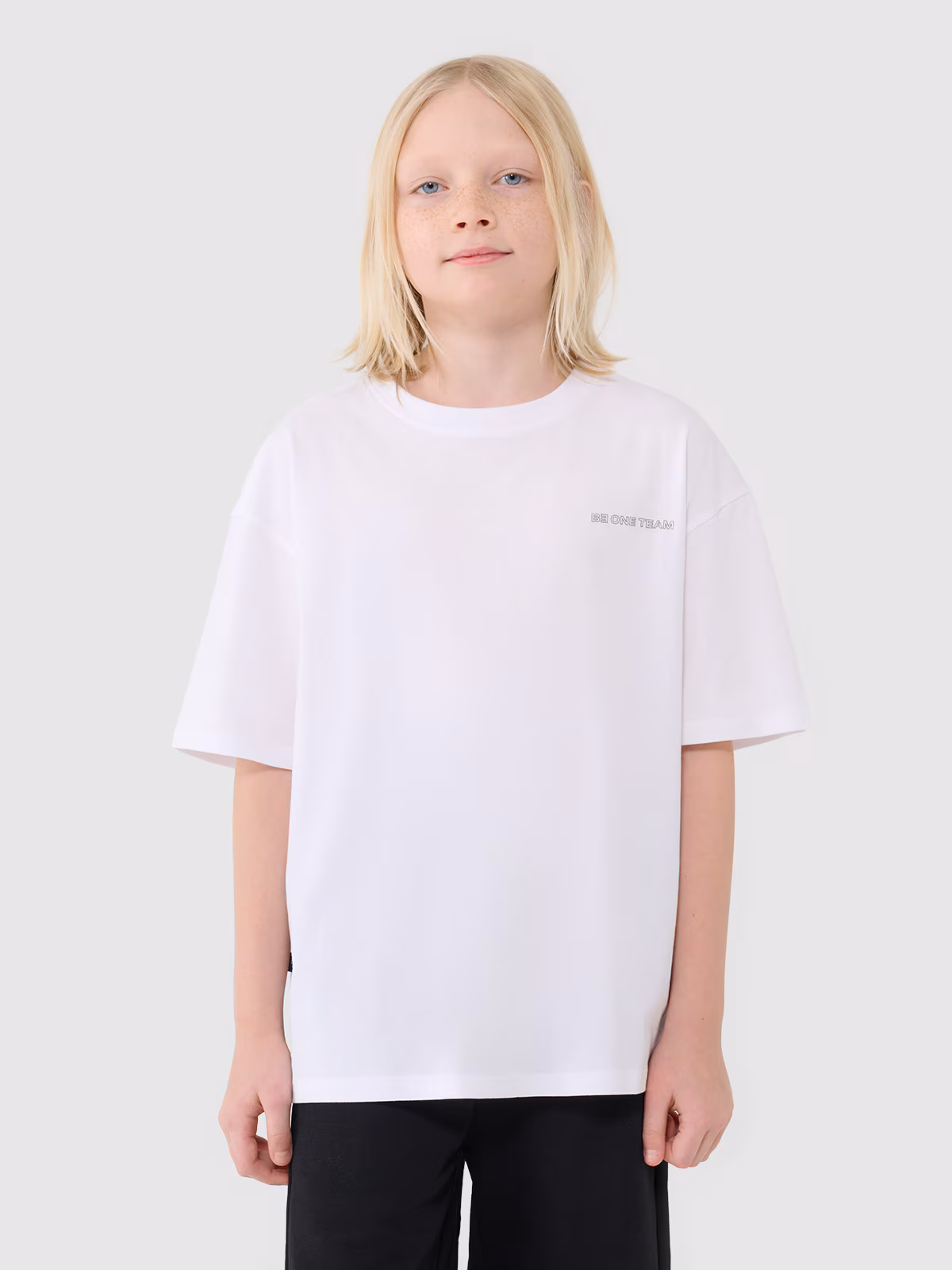 T-shirt oversize z napisem chłopięcy - biały