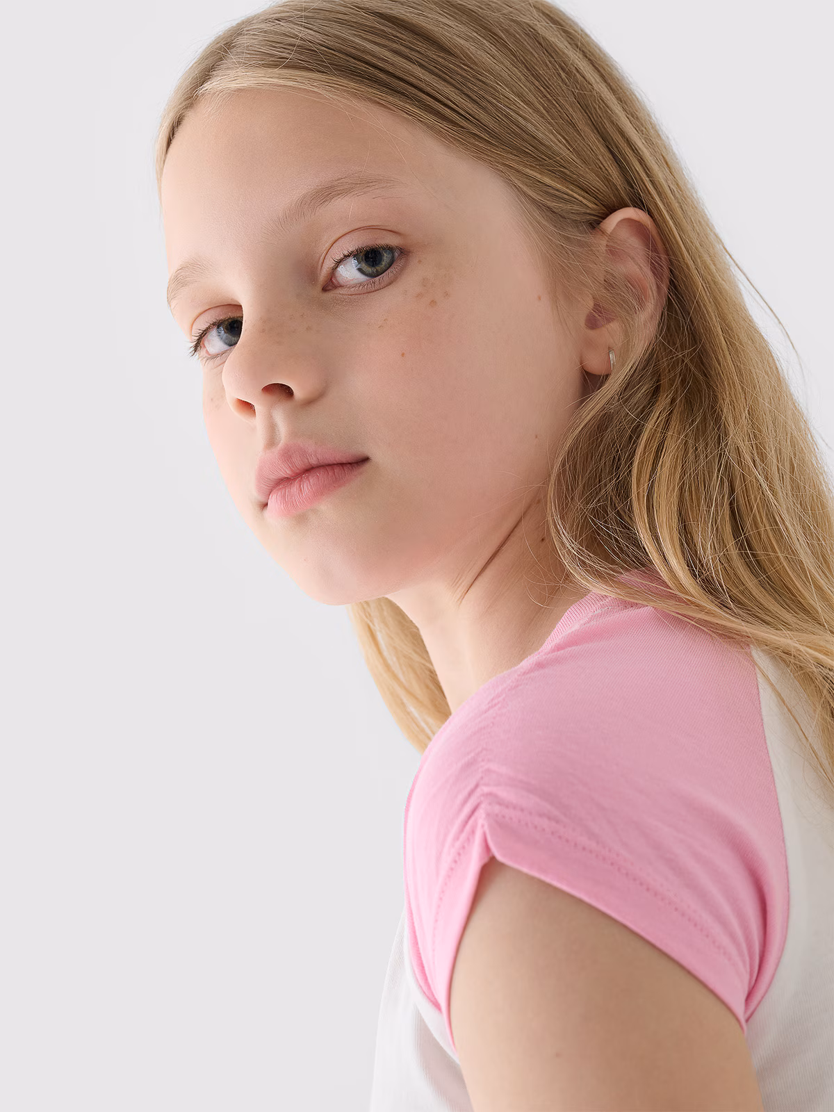 T-shirt cropped z nadrukiem dziewczęcy - turkusowy