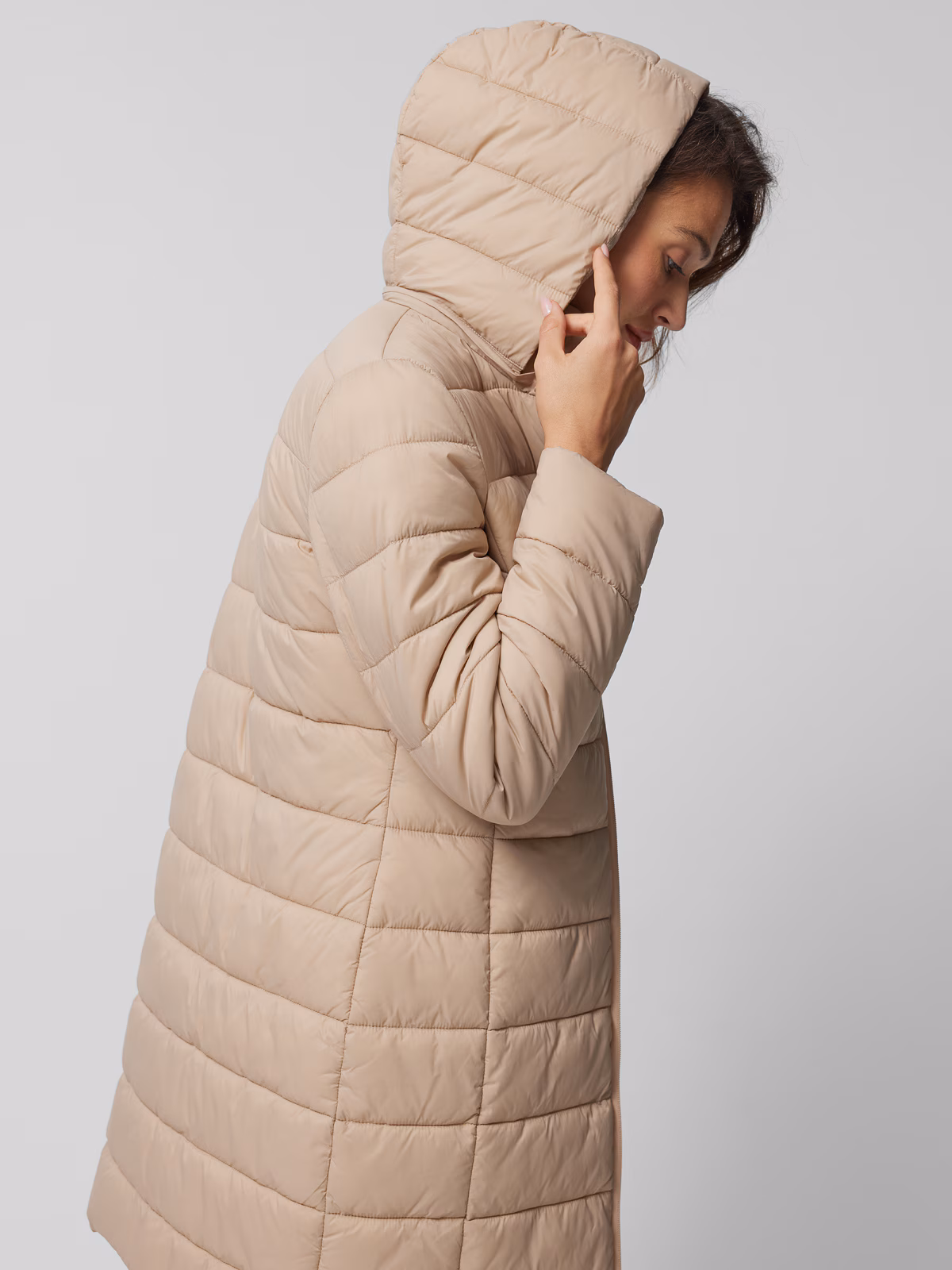 Płaszcz puchowy z wypełnieniem syntetycznym damski Outhorn - beżowy