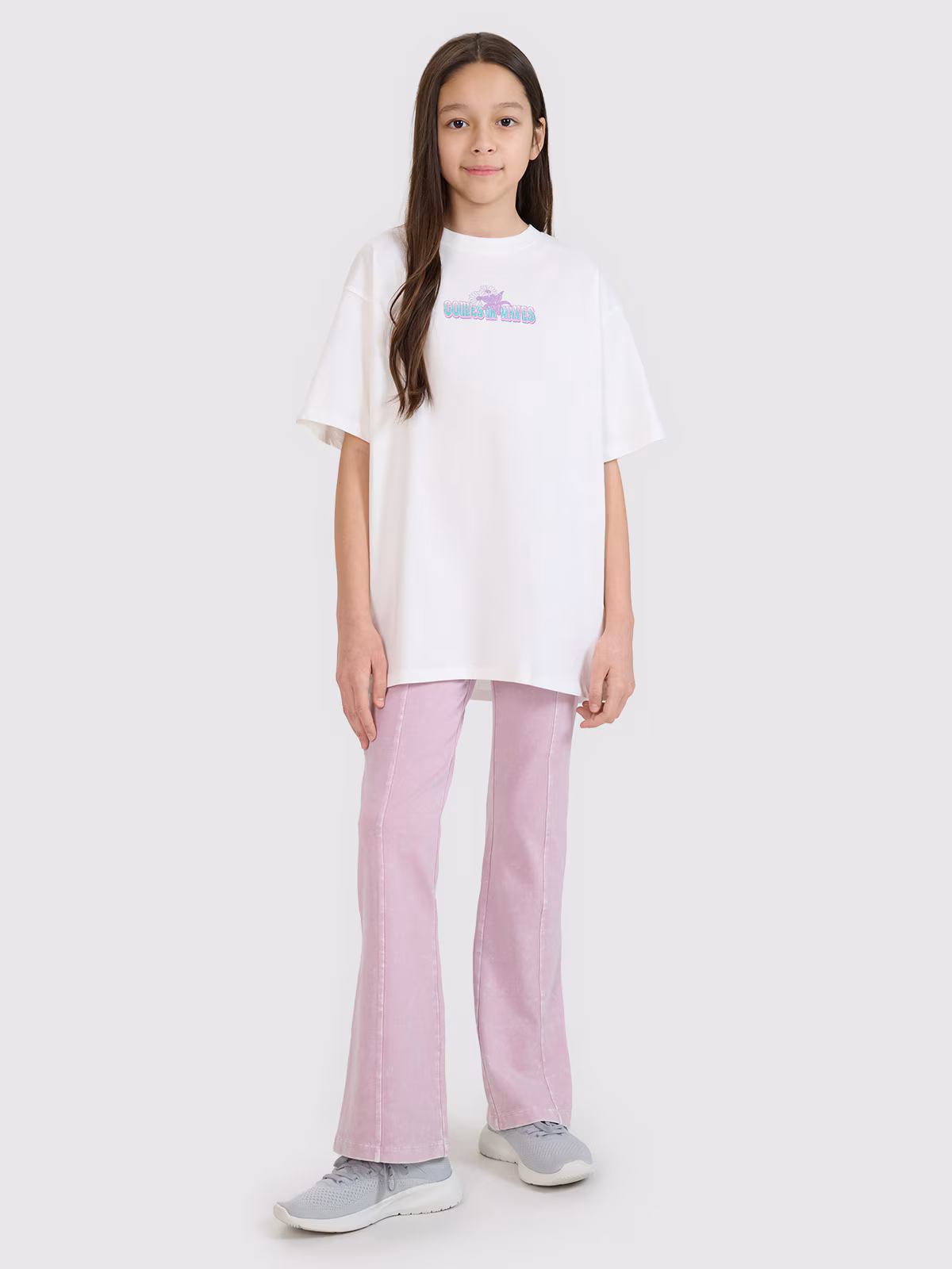 T-shirt oversize z nadrukiem dziewczęcy - czarny