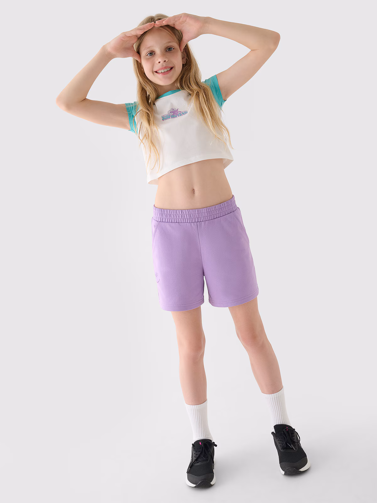 T-shirt cropped z nadrukiem dziewczęcy - turkusowy