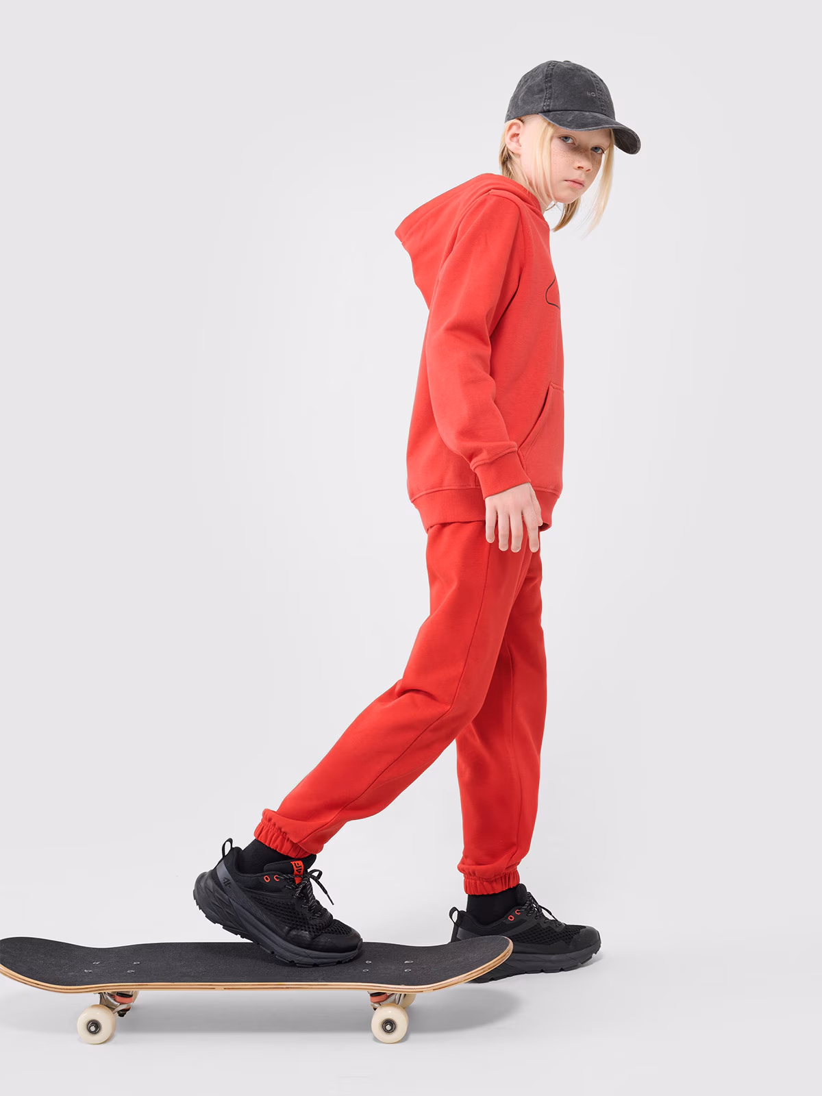 Bluza dresowa nierozpinana z kapturem chłopięca - czarna