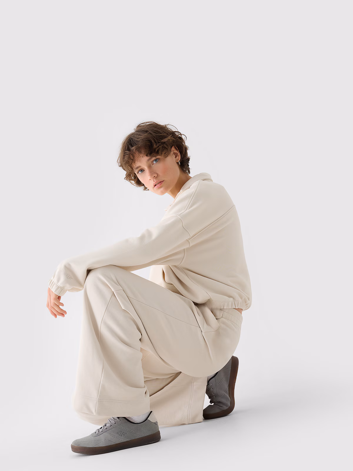 Spodnie dresowe z szerokimi nogawkami damskie - beżowe