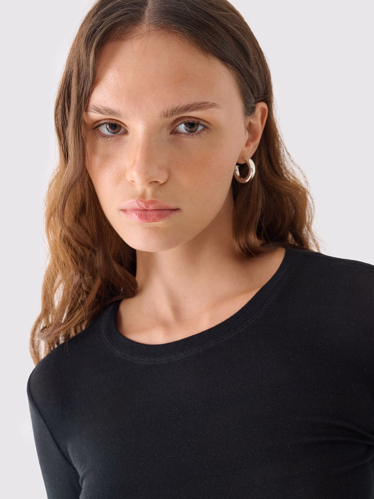 Longsleeve z modalu i kaszmiru damski Outhorn - czarny