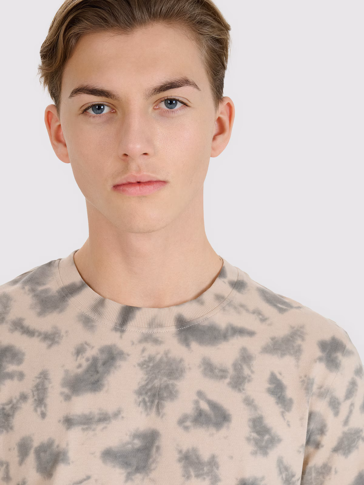 T-shirt oversize z nadrukiem męski - beżowy