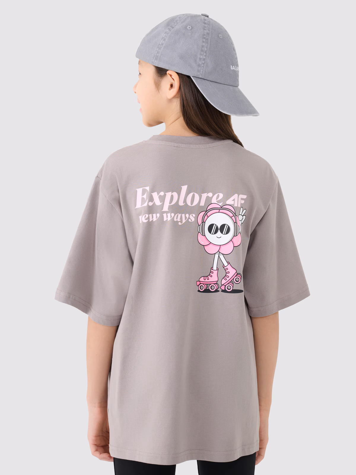 T-shirt oversize z nadrukiem dziewczęcy - beżowy