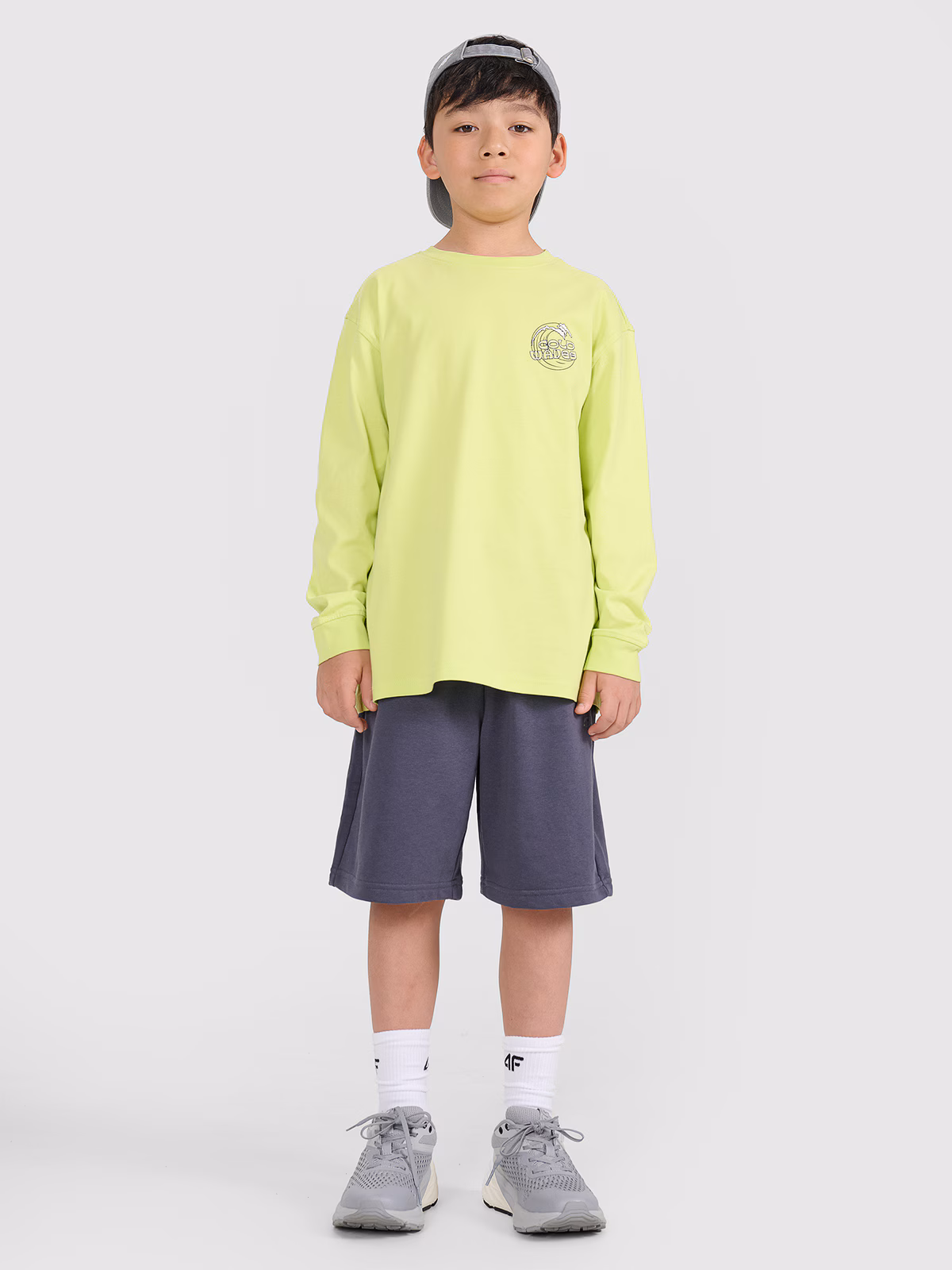 Longsleeve oversize z nadrukiem chłopięcy - biały