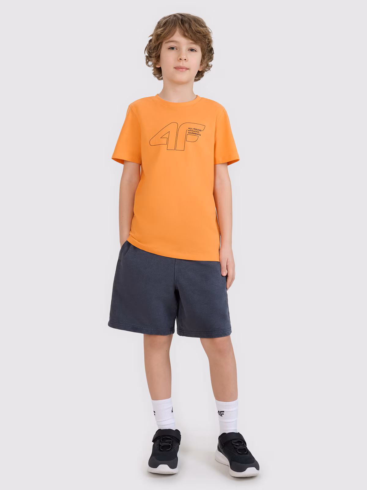 T-shirt regular z nadrukiem chłopięcy - czarny