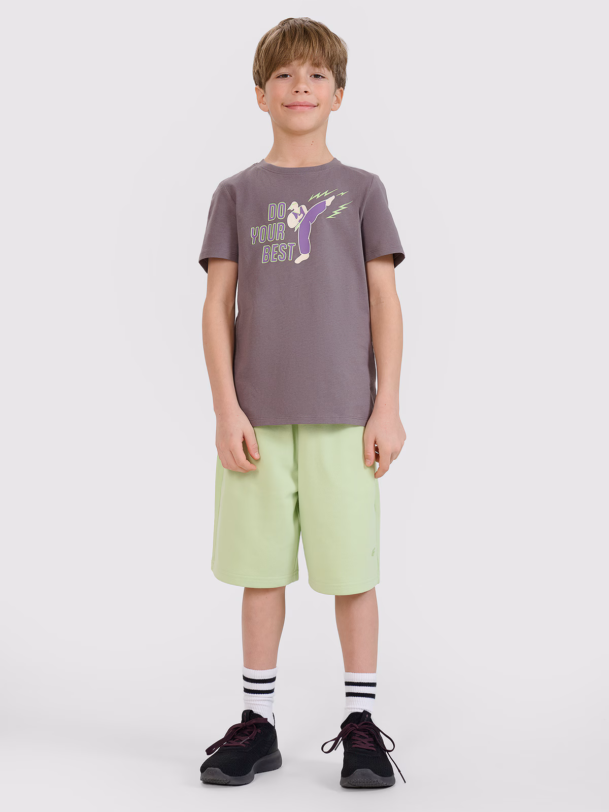 T-shirt regular z nadrukiem chłopięcy - beżowy