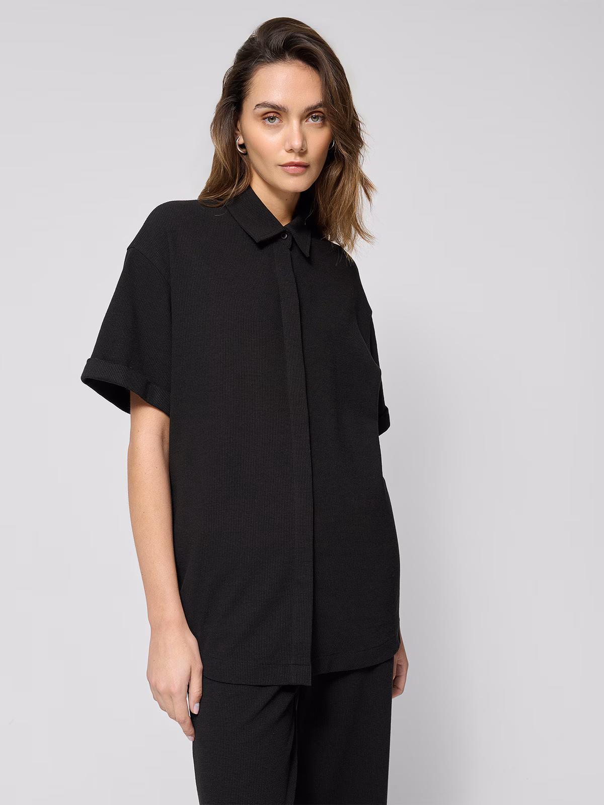 Koszula oversize z dzianiny waflowej damska Outhorn - czarna