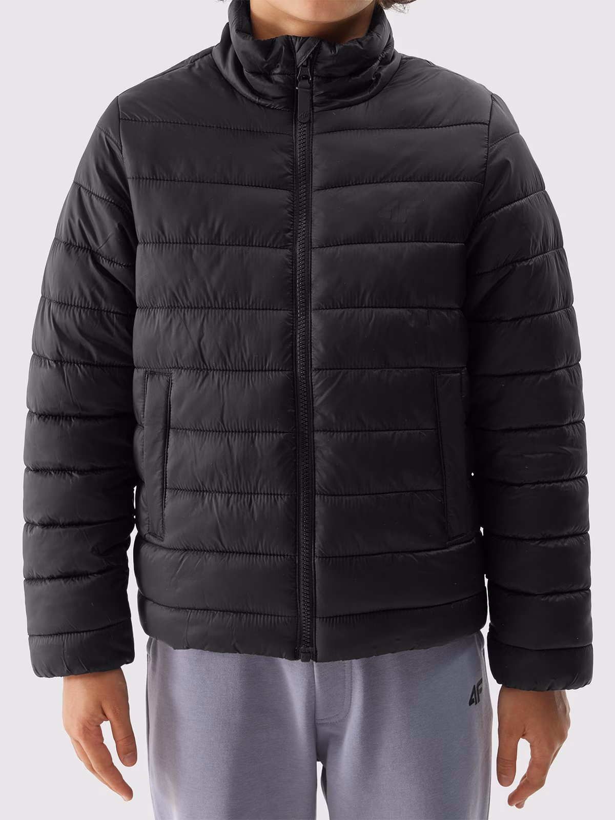 Kurtka puchowa z wypełnieniem z recyklingu chłopięca - czarna