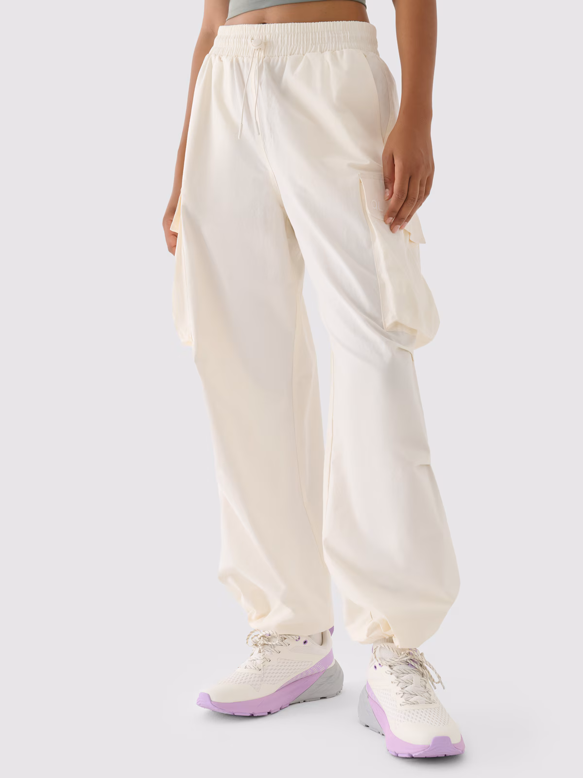 Spodnie oversize cargo damskie 4F x Anna Lewandowska - białe