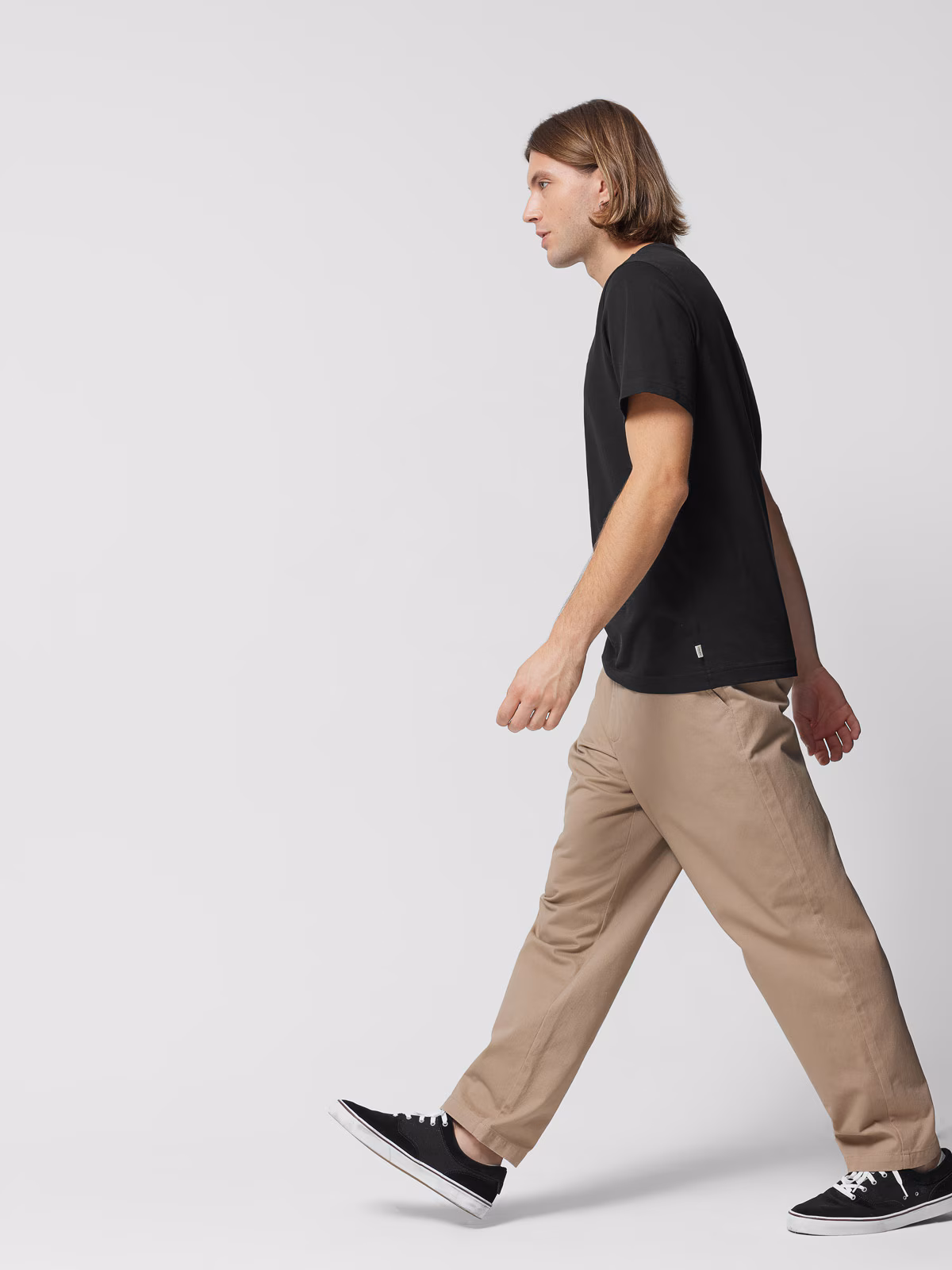 Spodnie tkaninowe o kroju carrot męskie Outhorn - beżowe