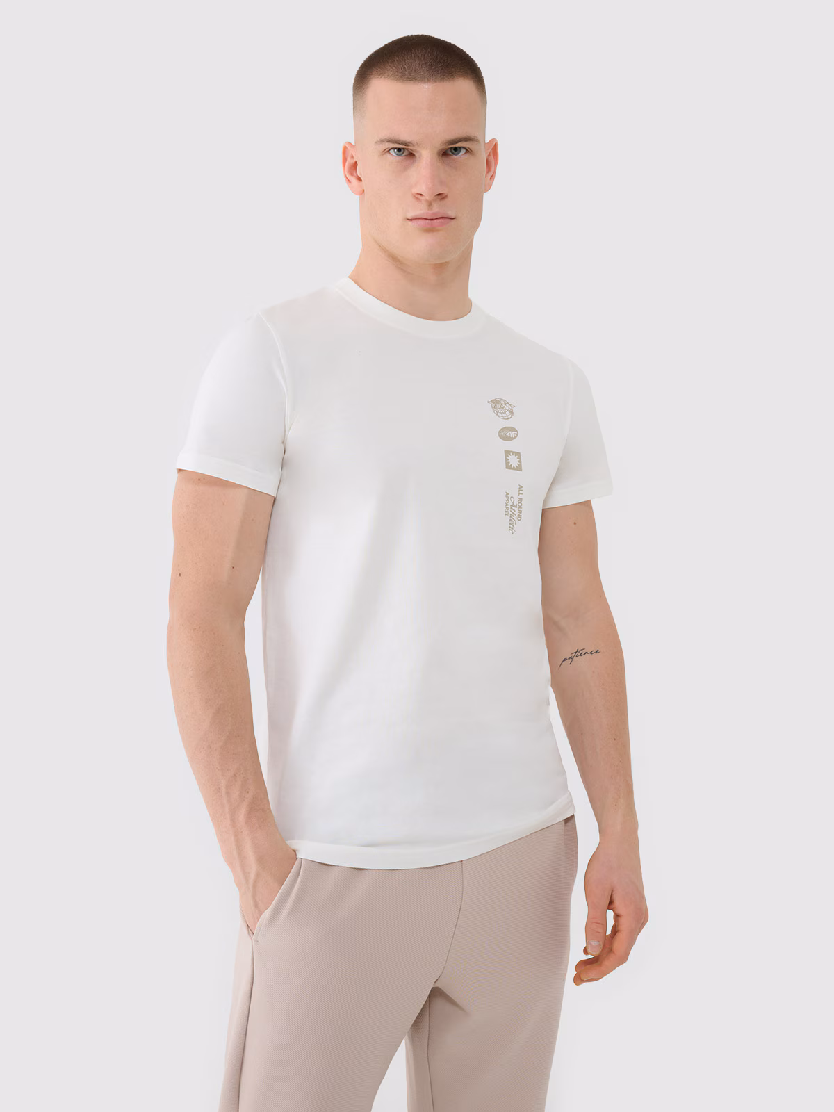 T-shirt regular z nadrukiem męski - beżowy