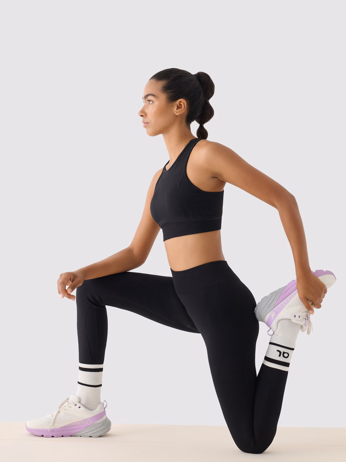 Biustonosz treningowy bezszwowy ze średnim wsparciem 4F x Anna Lewandowska - czarny