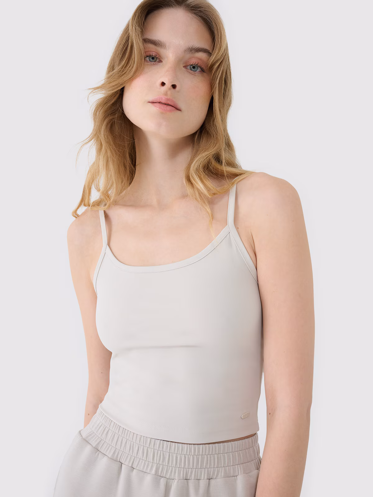 Crop-top slim damski - beżowy