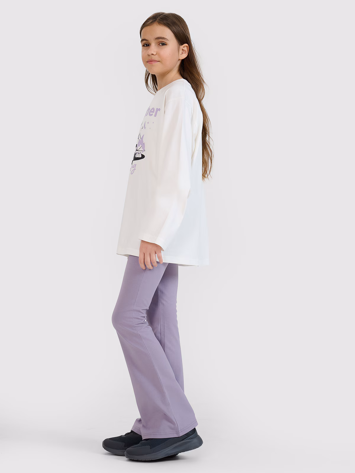 Longsleeve oversize z nadrukiem dziewczęcy - czarny