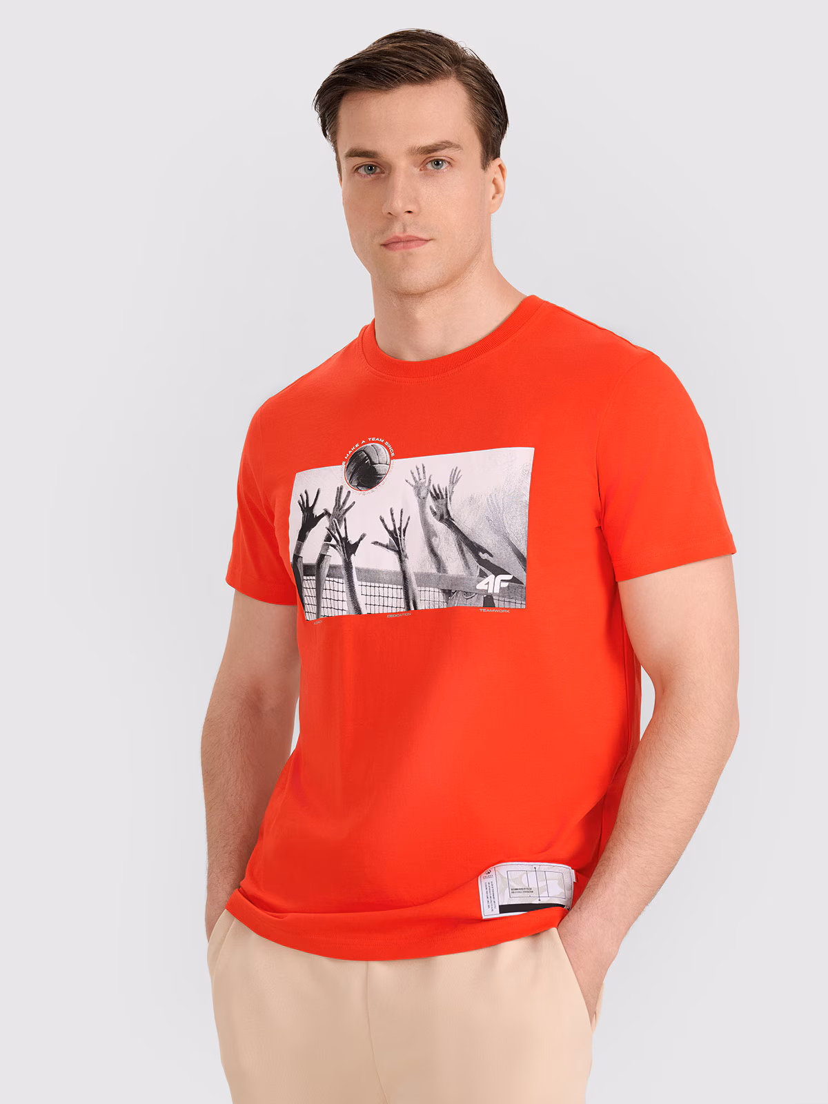 T-shirt regular z nadrukiem siatkarskim męski - czerwony