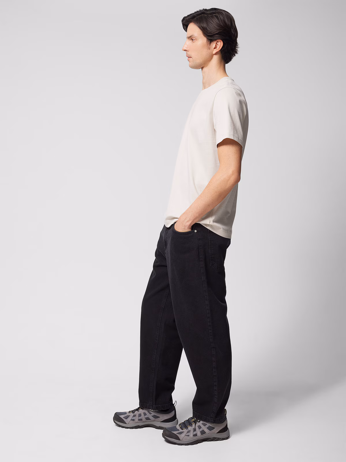 Jeansy o kroju carrot męskie Outhorn - czarne