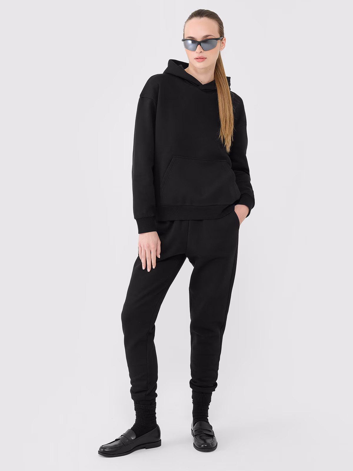 Spodnie dresowe joggery damskie Outhorn - czarne