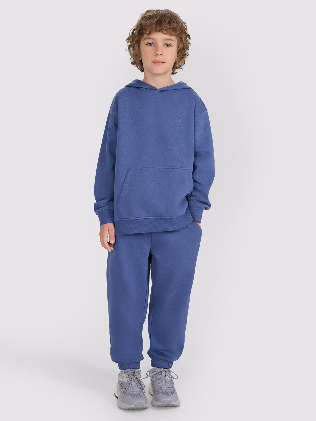 Bluza dresowa nierozpinana z kapturem chłopięca - niebieska