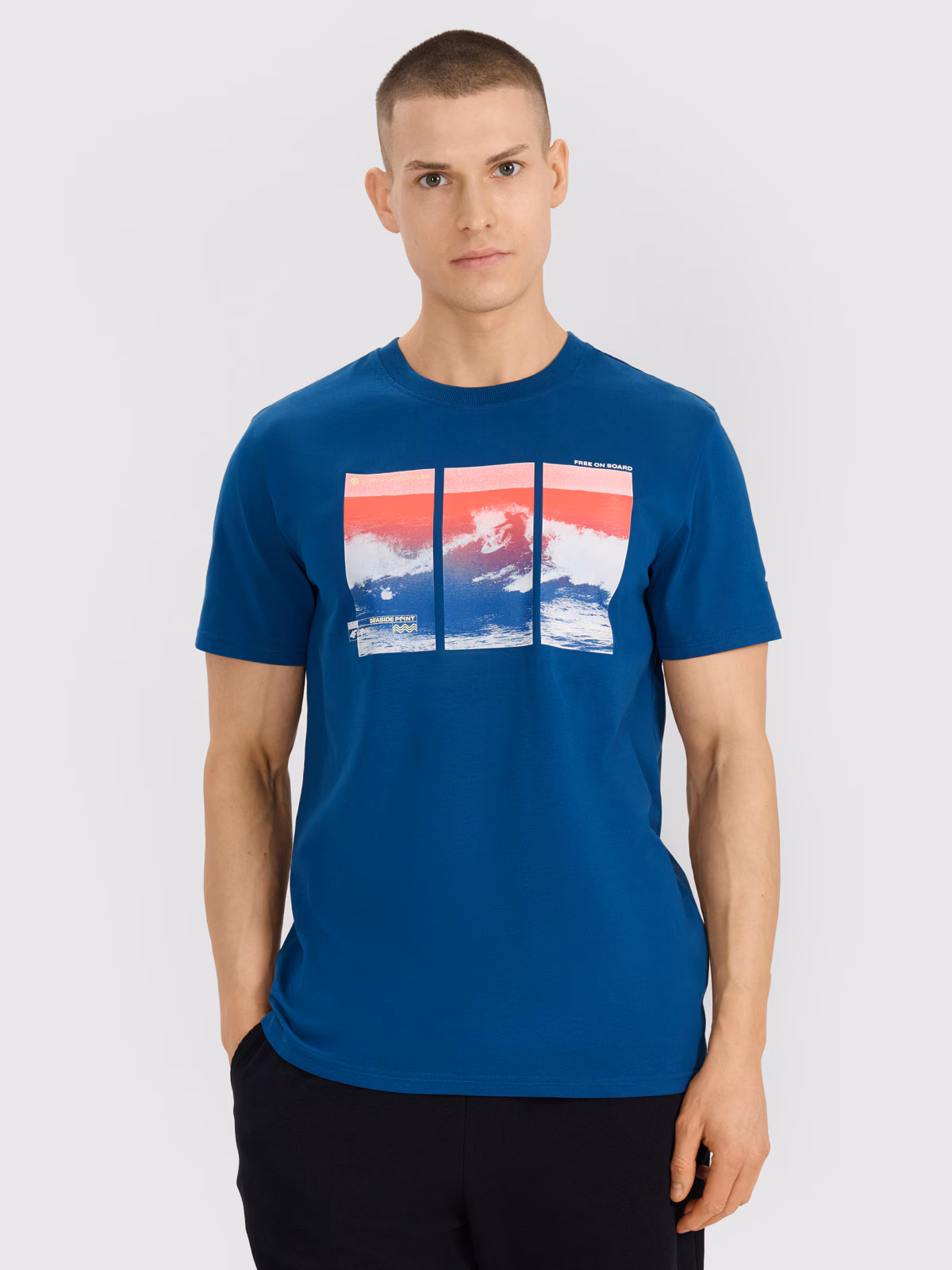 T-shirt regular z nadrukiem męski - turkusowy