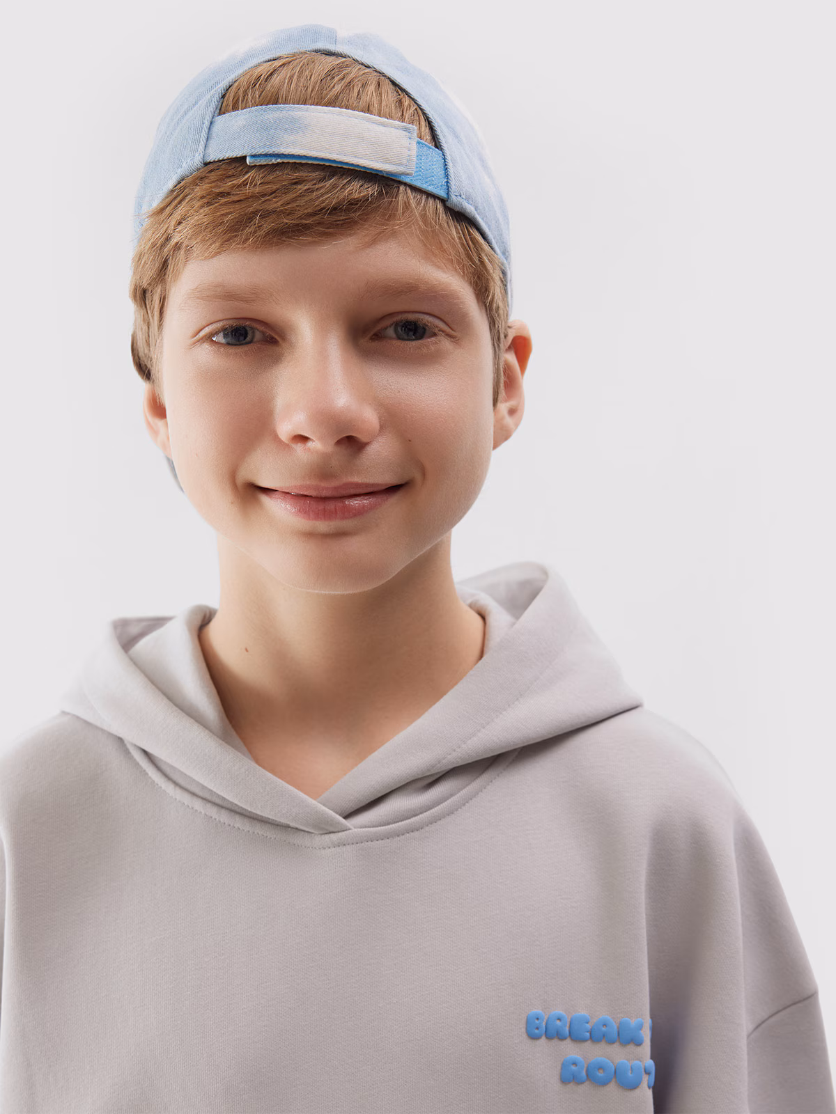 Bluza dresowa nierozpinana z kapturem chłopięca - szara