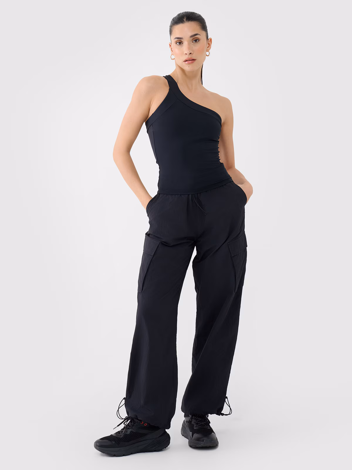 Crop-top slim z asymetrycznym ramiączkiem damski - czarny