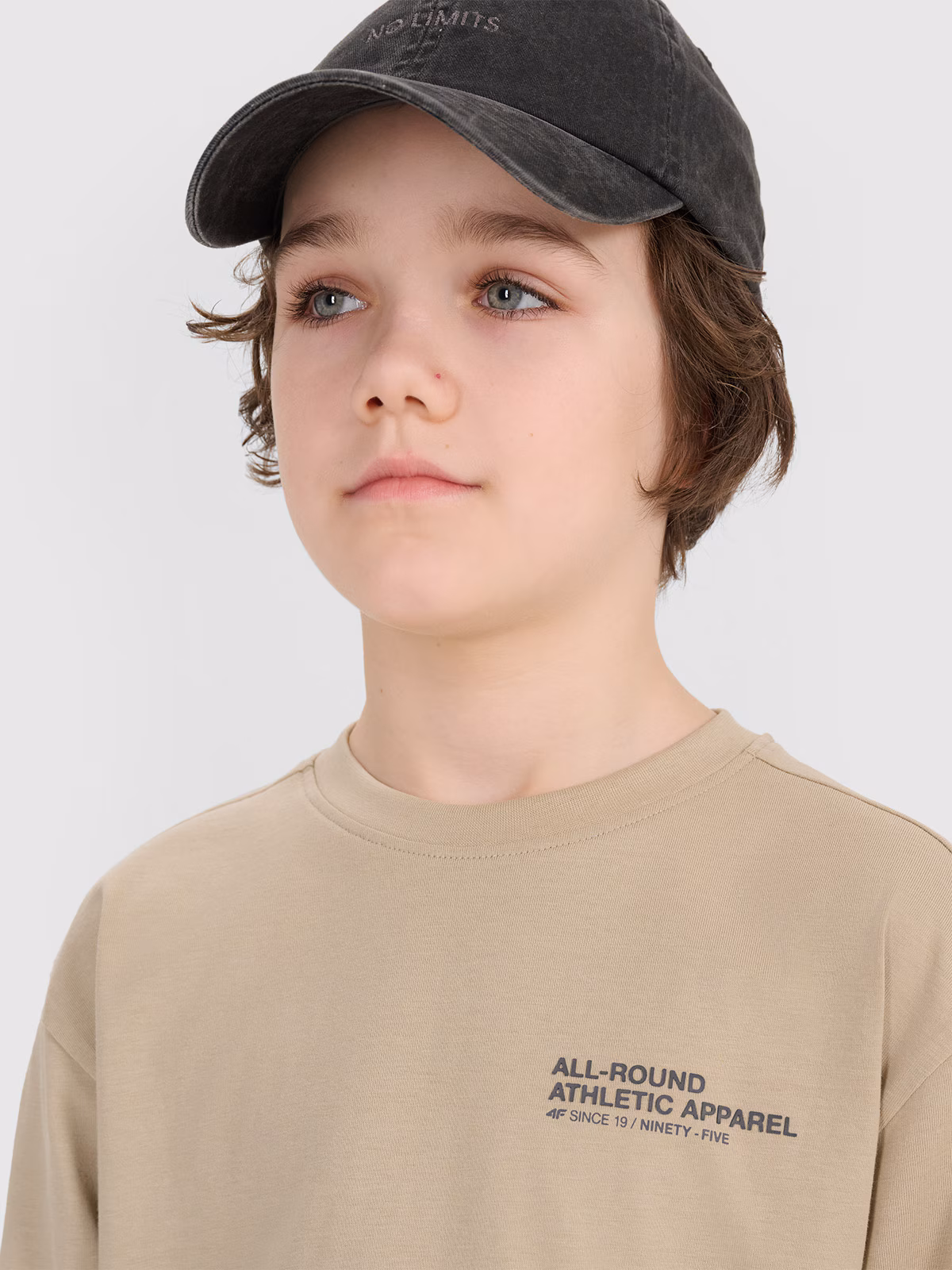 Longsleeve oversize z nadrukiem chłopięcy - beżowy