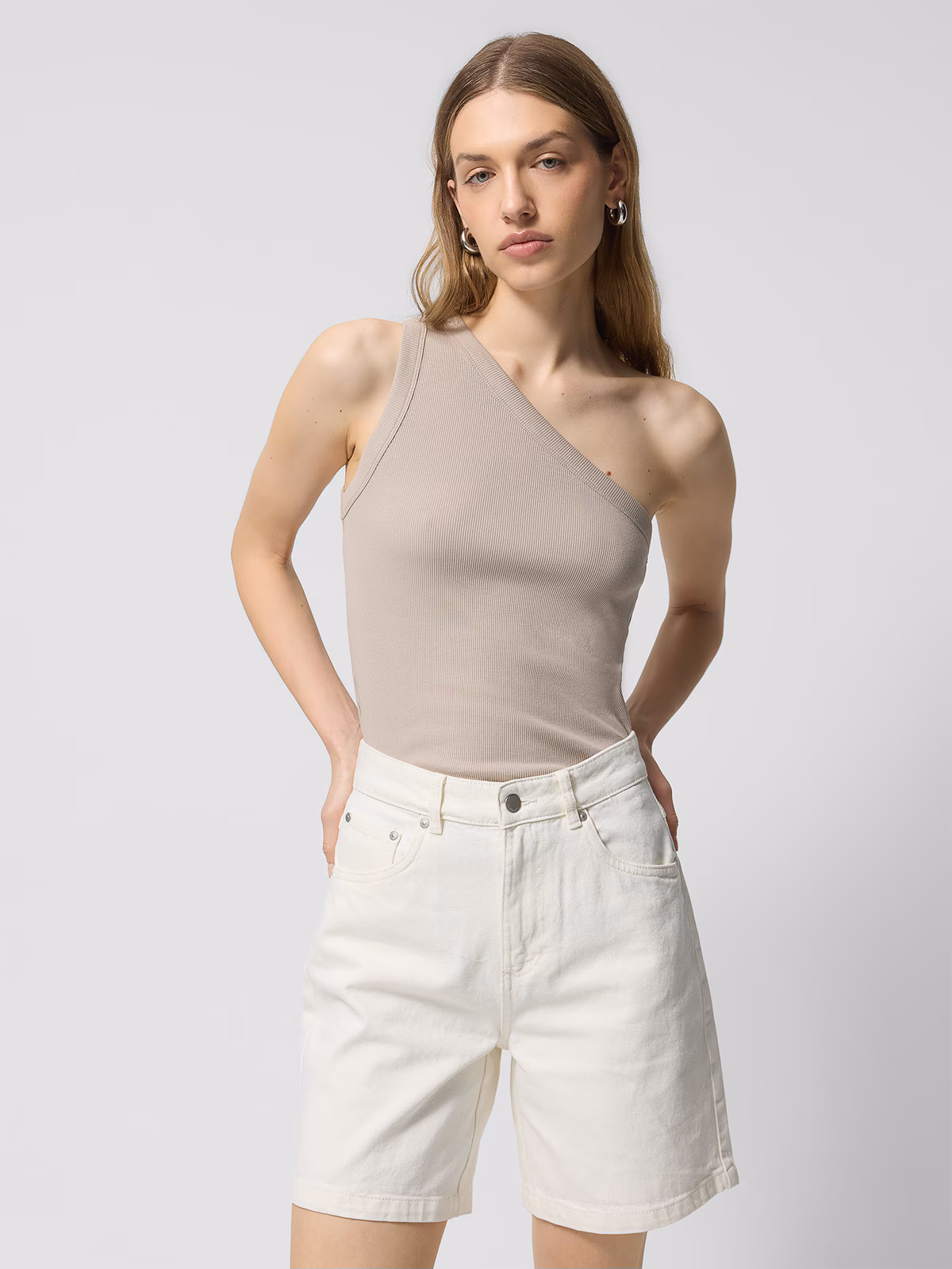 Top na jedno ramię z prążkowanej dzianiny damski - beżowy