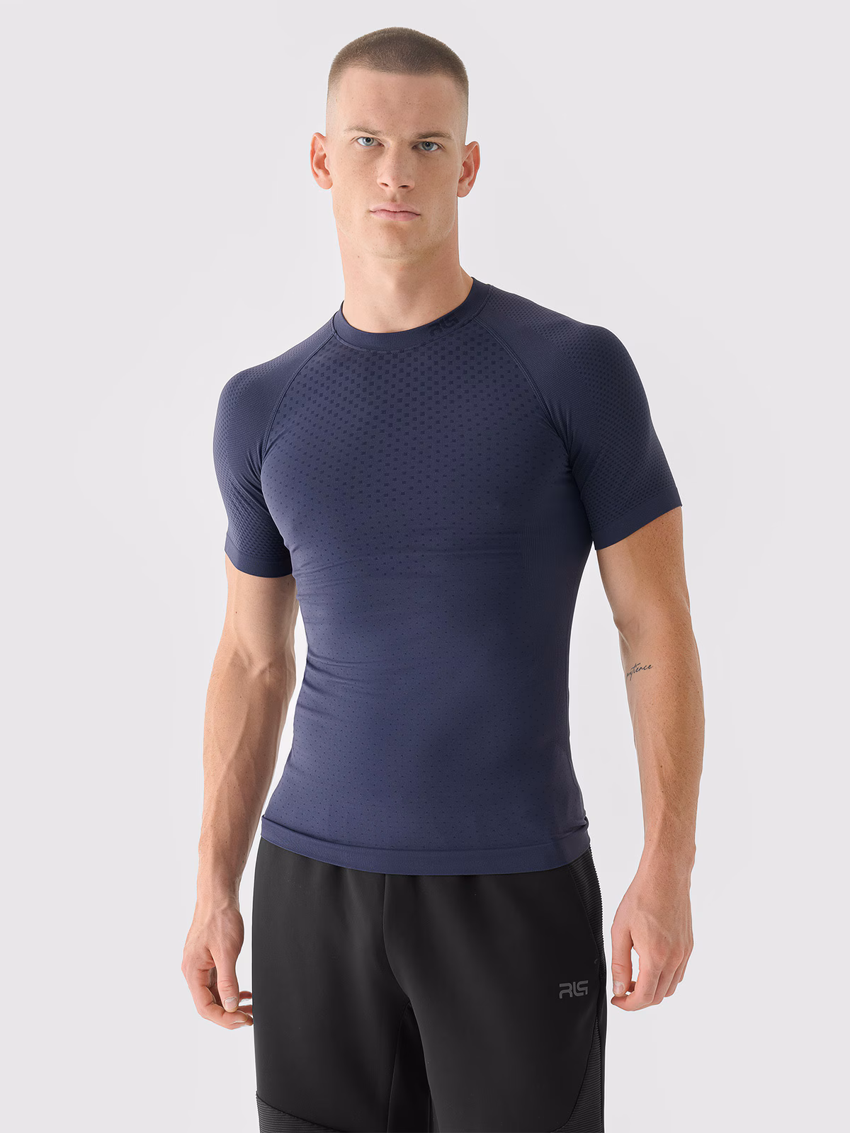 Koszulka treningowa bezszwowa  szybkoschnąca męska 4F x Robert Lewandowski - granatowa