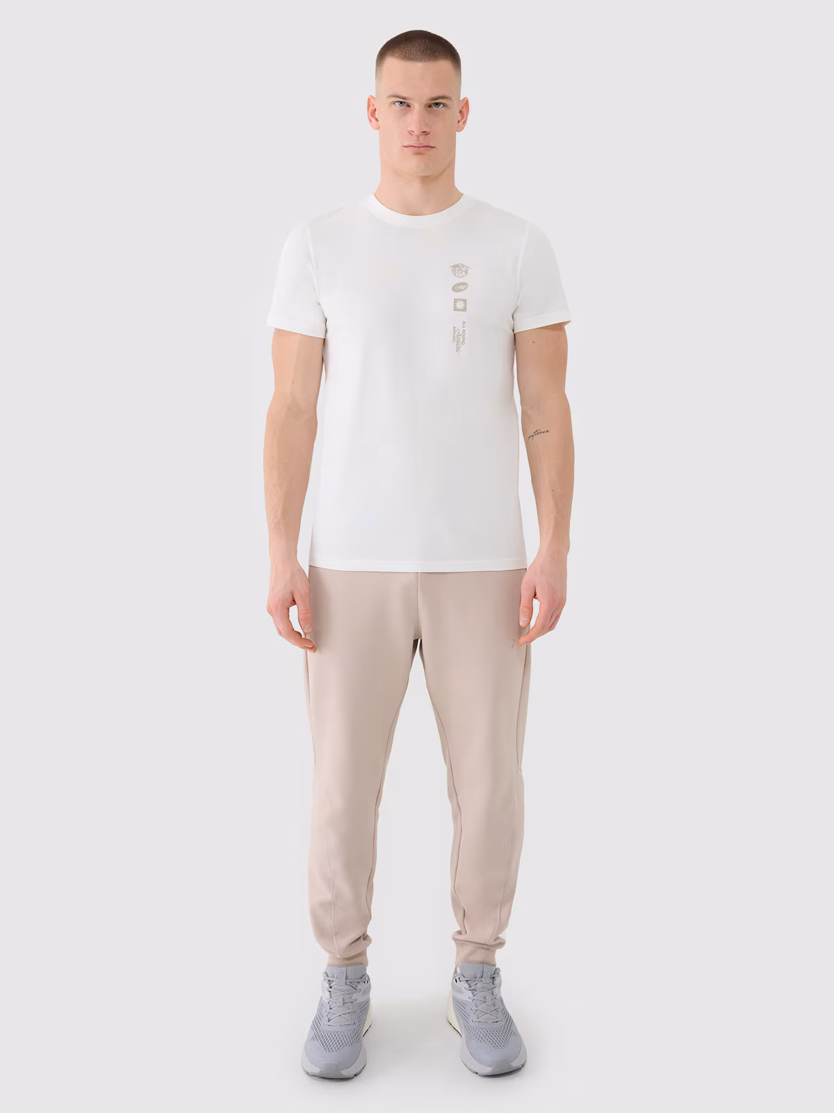 T-shirt regular z nadrukiem męski - beżowy