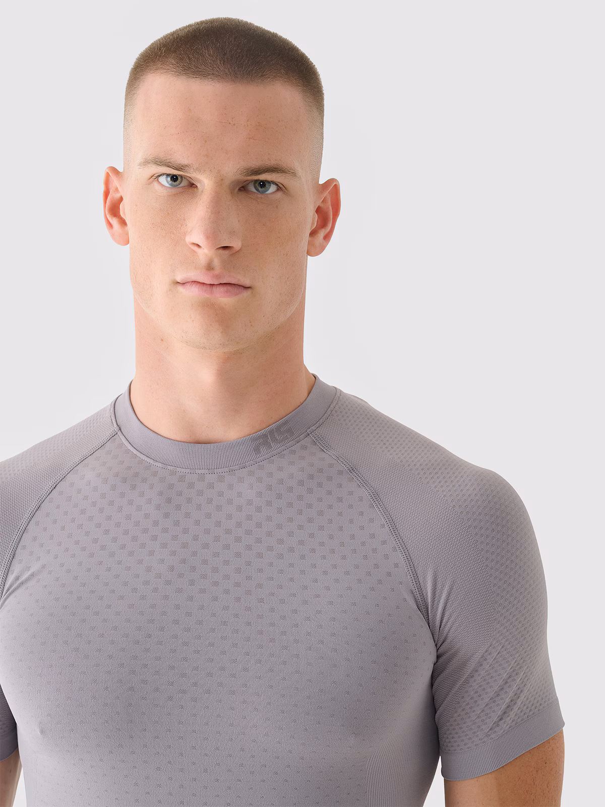 Koszulka treningowa bezszwowa  szybkoschnąca męska 4F x Robert Lewandowski - szara