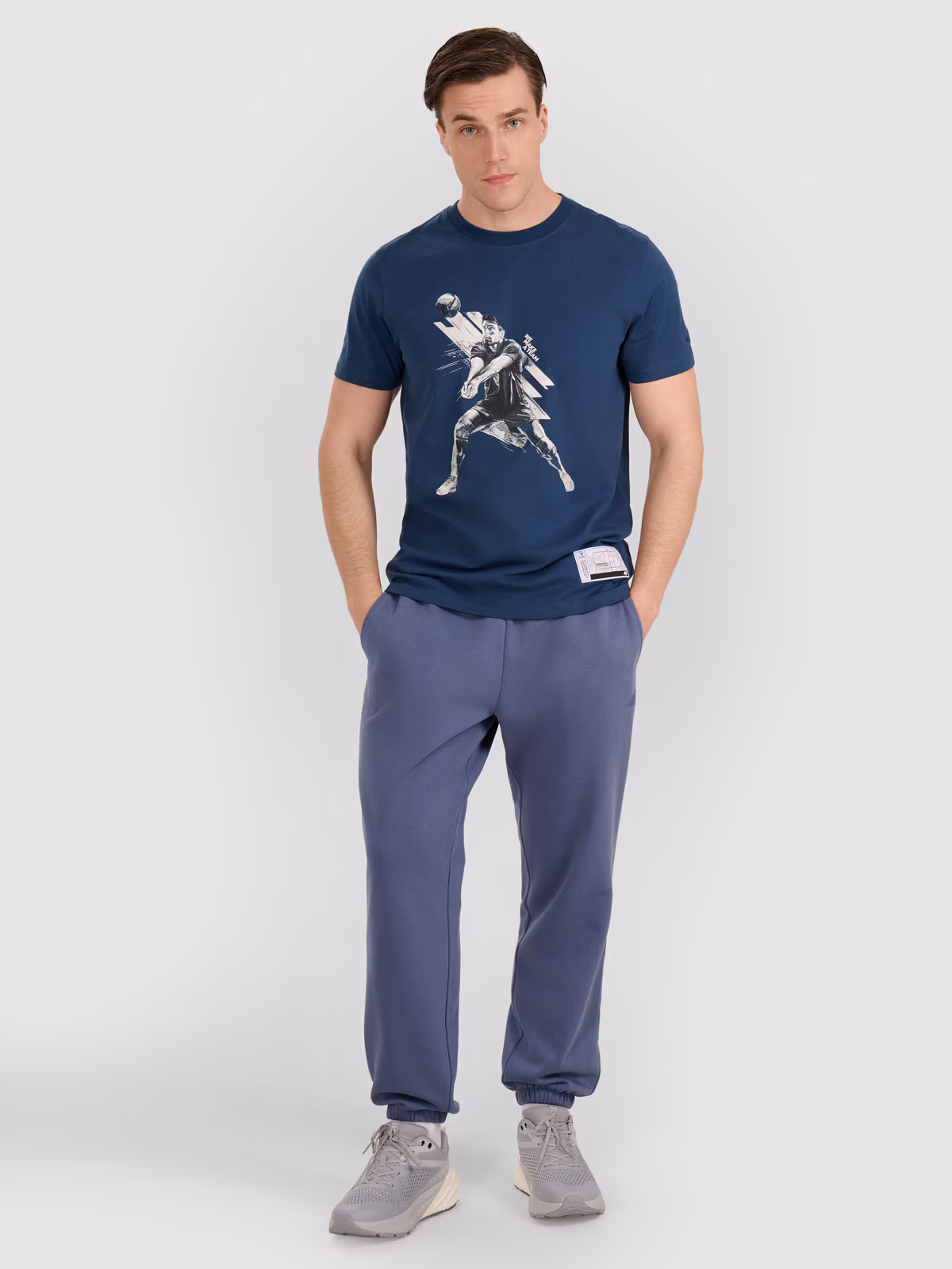 T-shirt regular z nadrukiem siatkarskim męski - granatowy