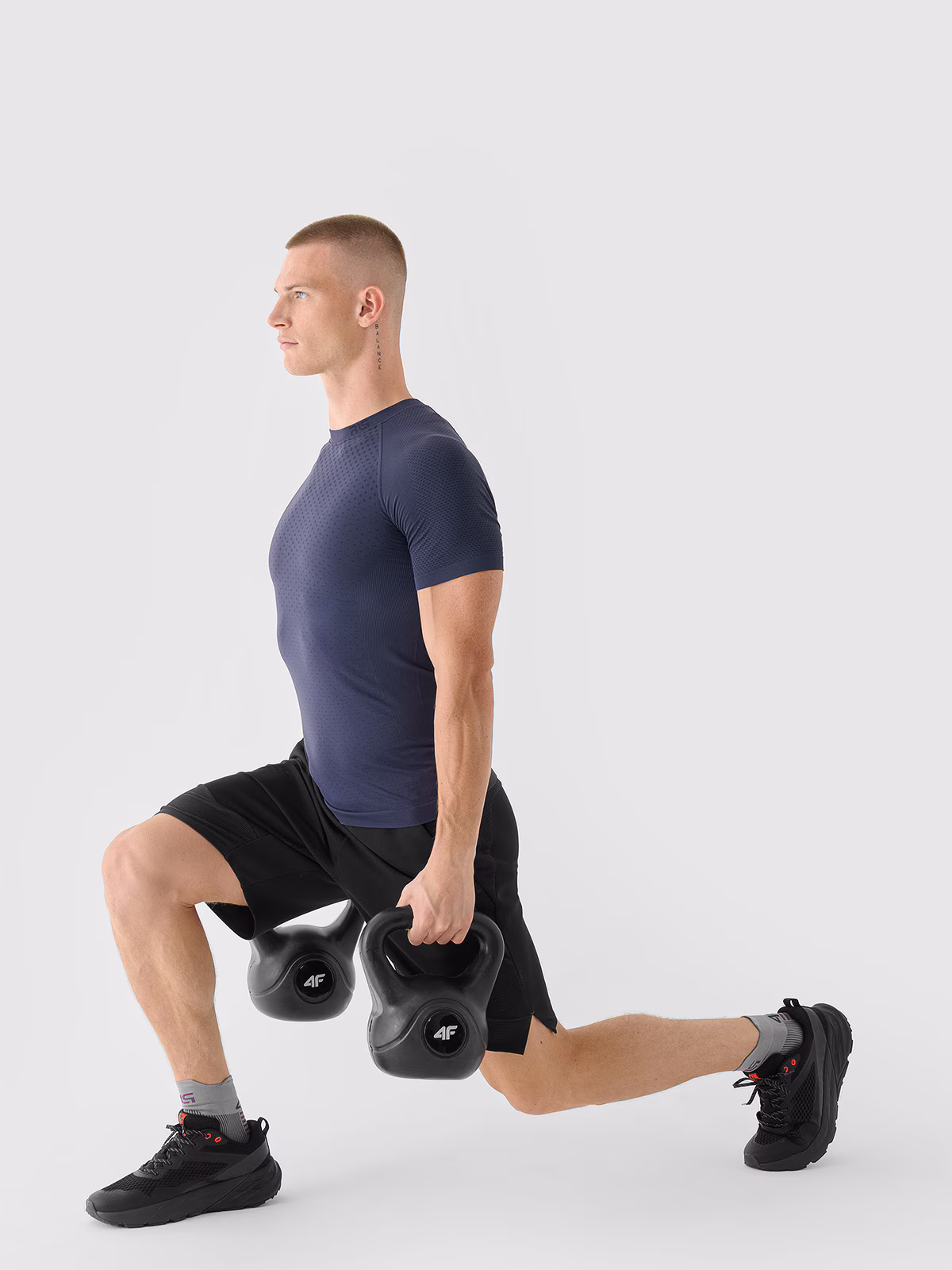 Koszulka treningowa bezszwowa  szybkoschnąca męska 4F x Robert Lewandowski - granatowa