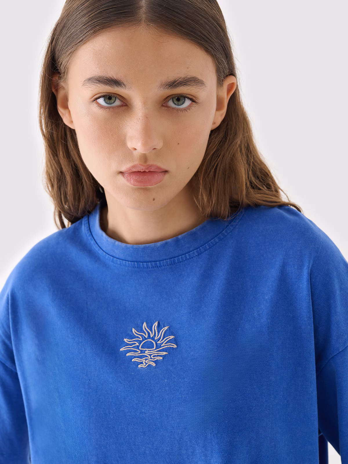 T-shirt oversize z efektem sprania damski - niebieski