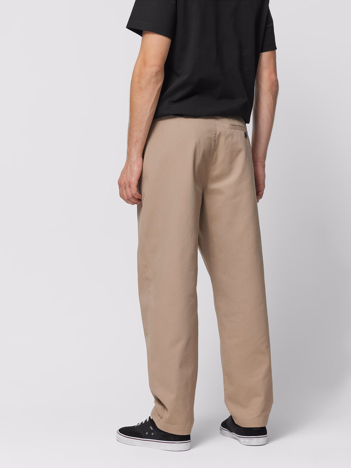 Spodnie tkaninowe o kroju carrot męskie Outhorn - beżowe