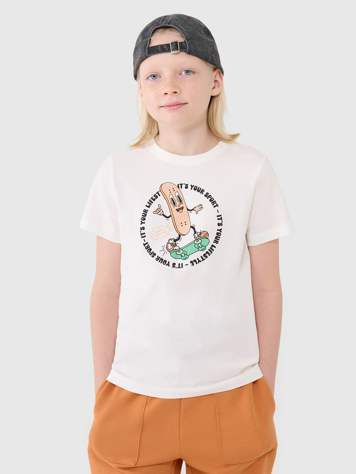 T-shirt regular z nadrukiem chłopięcy - biały