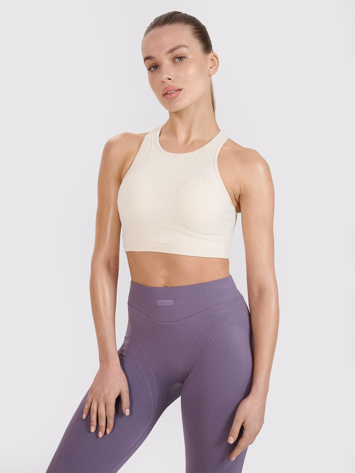 Biustonosz treningowy bezszwowy ze średnim wsparciem 4F x Anna Lewandowska - biały