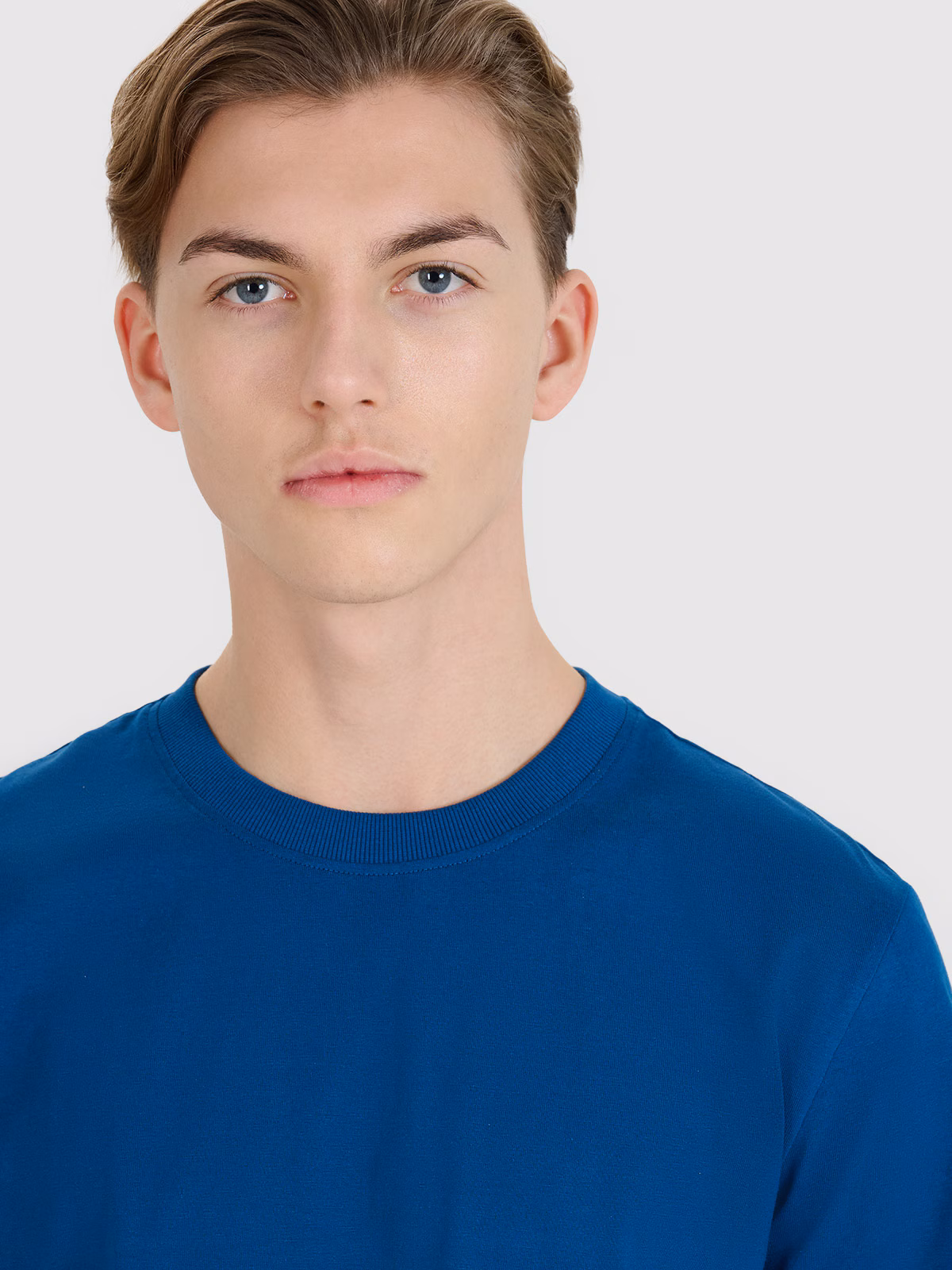 T-shirt regular z nadrukiem męski - beżowy