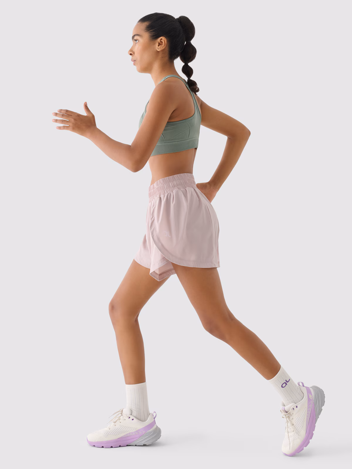 Spodenki treningowe szybkoschnące 4F x Anna Lewandowska - beżowe