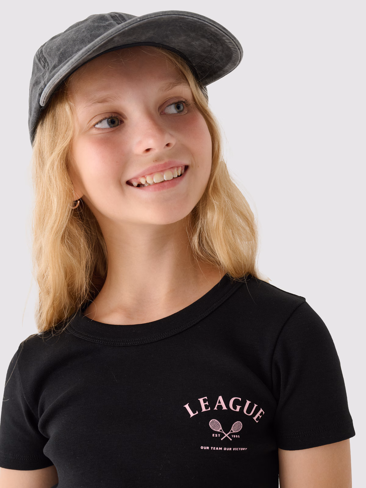 T-shirt cropped z nadrukiem dziewczęcy - czarny