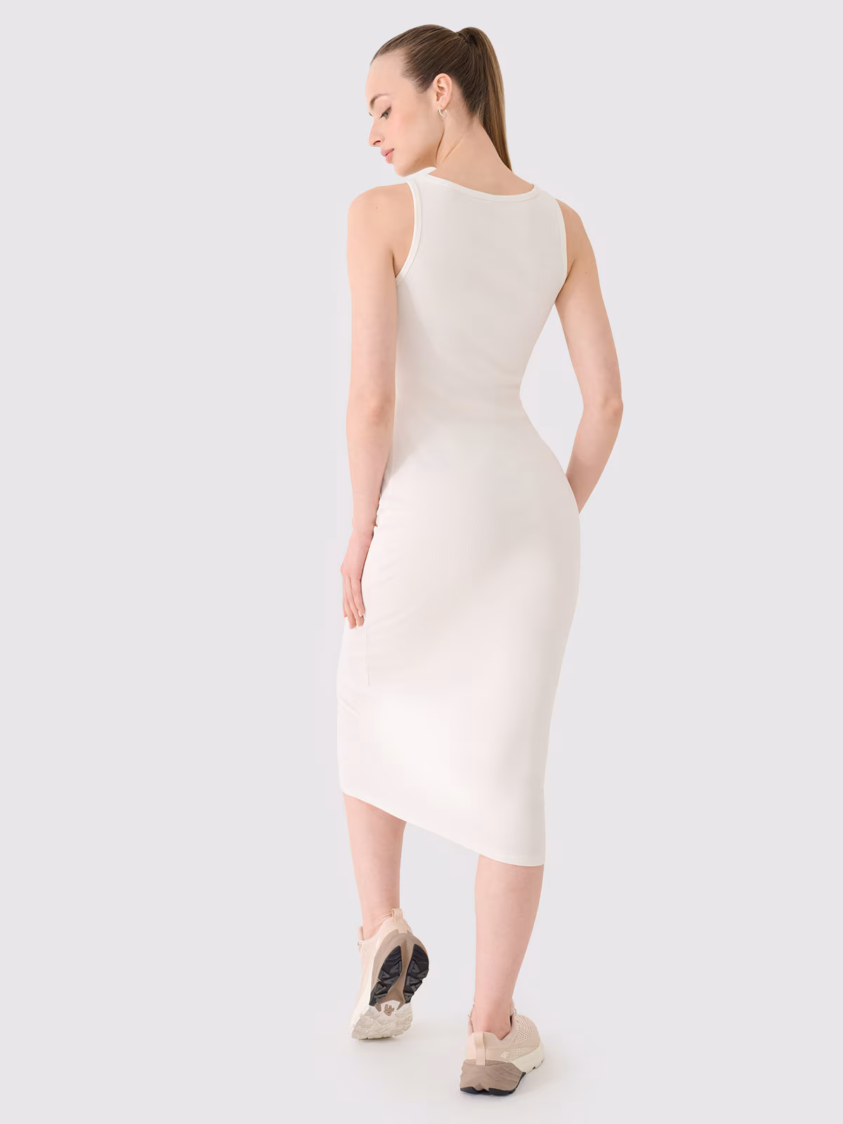 Sukienka z prążkowanej dzianiny damska - biała